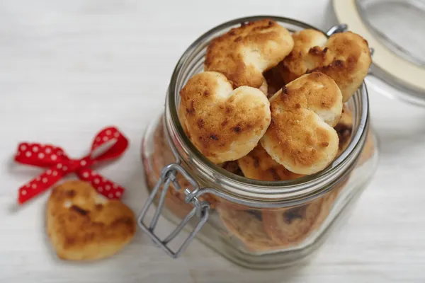 Galletas de coco forma de corazón en tarro de vidrio —  Fotos de Stock