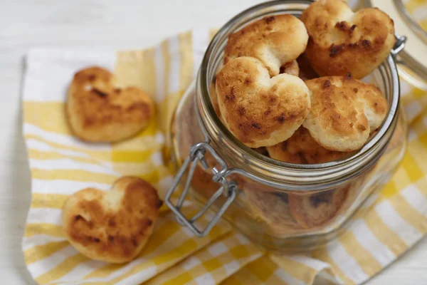 Кокосове печиво форма серця в скляній банці — стокове фото