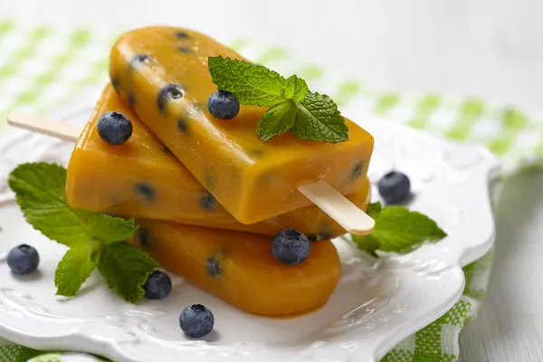 Mango Popsicles Ice Cream with Blueberry — Stock Photo, Image