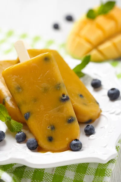 Mango Popsicles Ice Cream with Blueberry — Stock Photo, Image