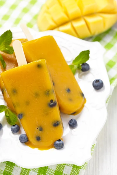 Mango popsicles glass med blåbär — Stockfoto