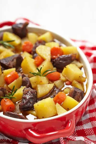 Guisado de carne em caçarola — Fotografia de Stock