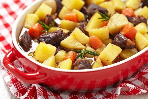 Beef stew in casserole dish — Stock Photo, Image