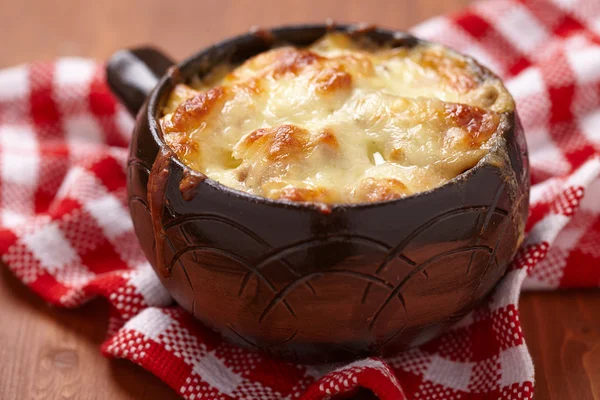 Gratin mit Pilzen, Hühnchen und Käse — Stockfoto