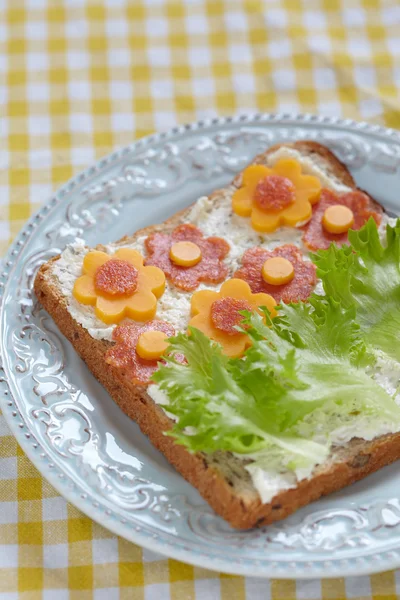 Sandwich para niño con flores — Foto de Stock