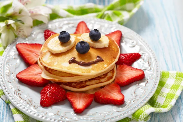 Pannenkoeken met bessen voor kinderen — Stockfoto