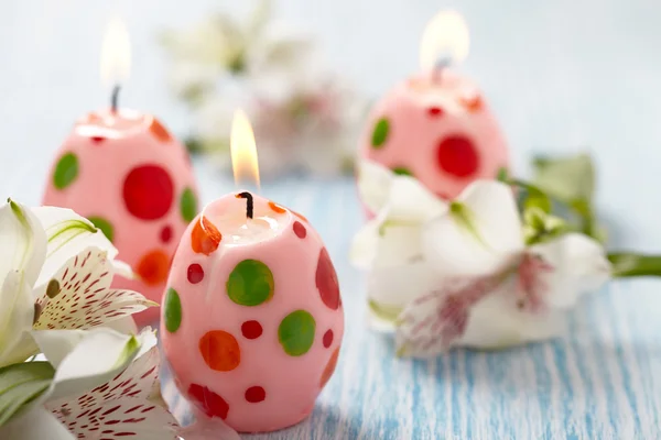 Påsk dekoration med blommor, ljus och ägg — Stockfoto