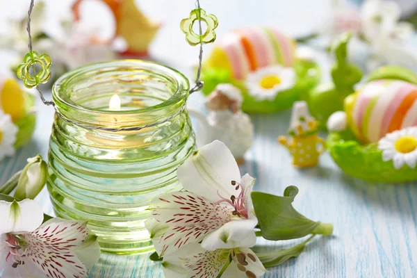 Easter decoration with flowers, candles and eggs — Stock Photo, Image