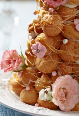 Croquembouche pembe ve beyaz gülleri buzlu yüz