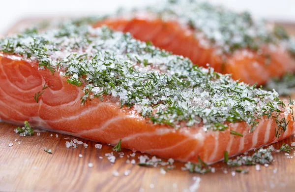 Filetes de salmão com sal, açúcar e endro — Fotografia de Stock