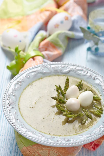 Весенний зеленый суп из брокколи со спаржей — стоковое фото