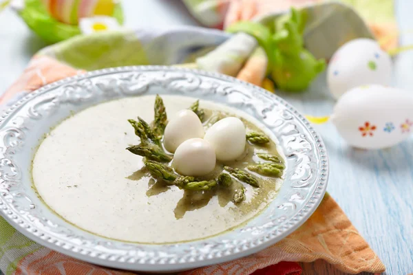 Spring green broccoli soup with asparagus nest — Stock Photo, Image