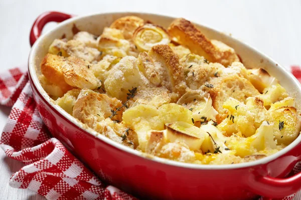 Casseruola con cavolfiore, porro, pane e formaggio — Foto Stock