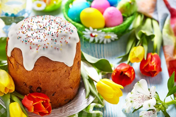Торт и разноцветные яйца на Пасху — стоковое фото