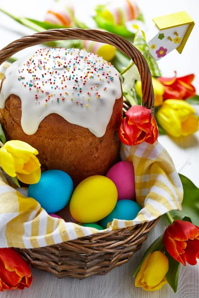 Cake and colorful eggs for Easter — Stock Photo, Image