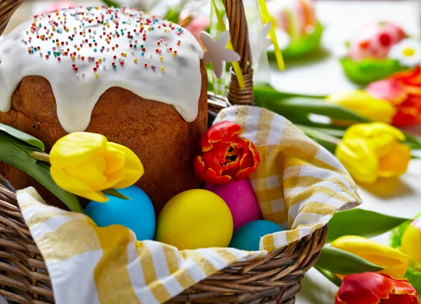 Cake and colorful eggs for Easter — Stock Photo, Image