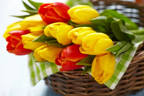 Tulipes rouges et jaunes dans un panier — Photo