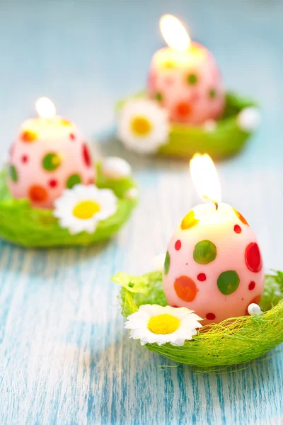 Пасхальное украшение цветами, свечами и яйцами — стоковое фото