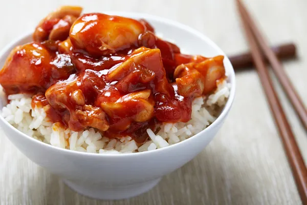 Frango doce e azedo no arroz — Fotografia de Stock