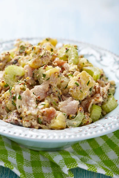 Ensalada de patata con apio y caballa ahumada — Foto de Stock