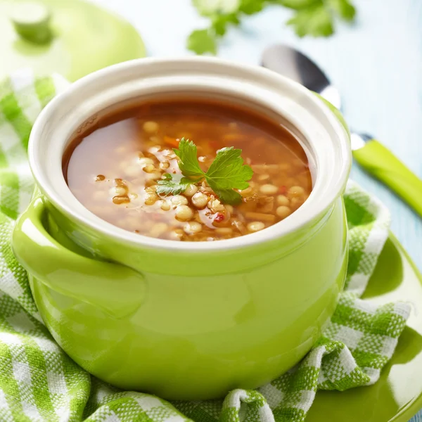 Суп с красной чечевицей, макароны и овощи — стоковое фото