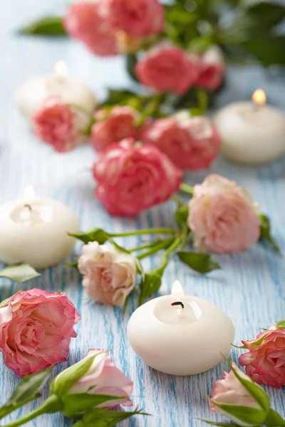 Rosas y velas rosadas —  Fotos de Stock