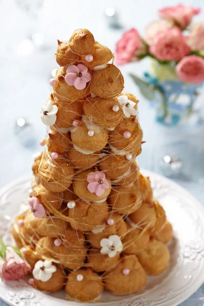 Croquembouche met roze en witte berijpen rozen — Stockfoto