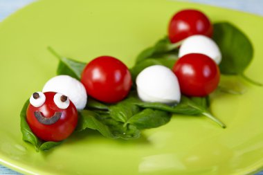 çocuklar için Caprese salatası