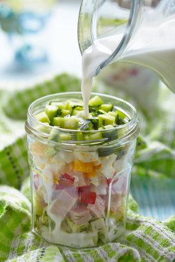 Rus bahar ve yaz soğuk çorba, yoğurt