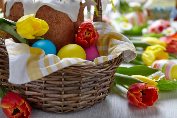 Cake and colorful eggs for Easter — Stock Photo, Image