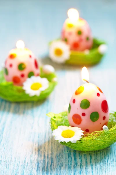 Decorazione pasquale con fiori, candele e uova — Foto Stock