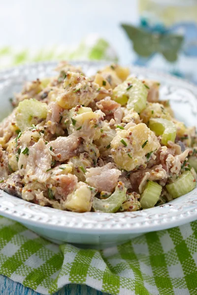Patates salatası wth kereviz ve füme uskumru — Stok fotoğraf