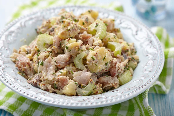 Картофельный салат с сельдереем и копченая скумбрия — стоковое фото