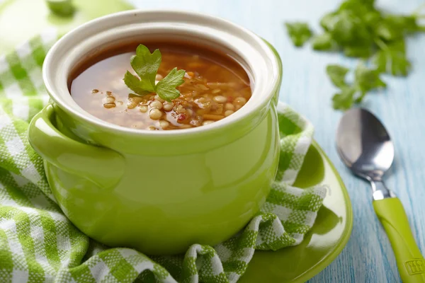 Polévka s červenou čočkou, těstoviny a zelenina — Stock fotografie