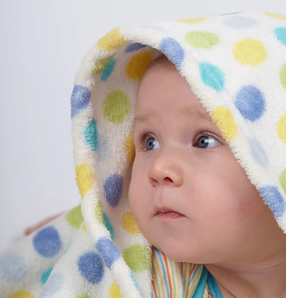 Bebé bajo manta —  Fotos de Stock