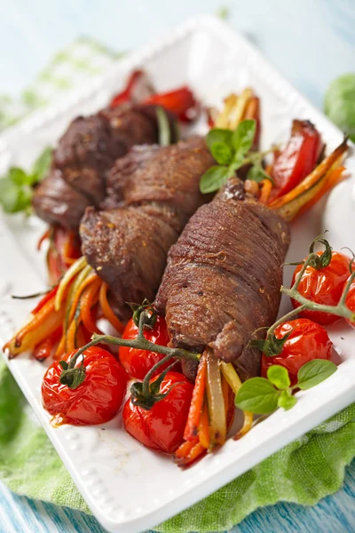 Steakrolletjes met groenten — Stockfoto