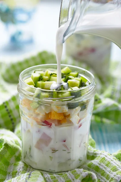 Sopa fría rusa de primavera y verano con kéfir — Foto de Stock