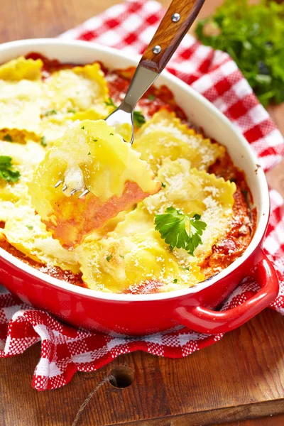 Gebackene Ravioli in Tomatensauce — Stockfoto