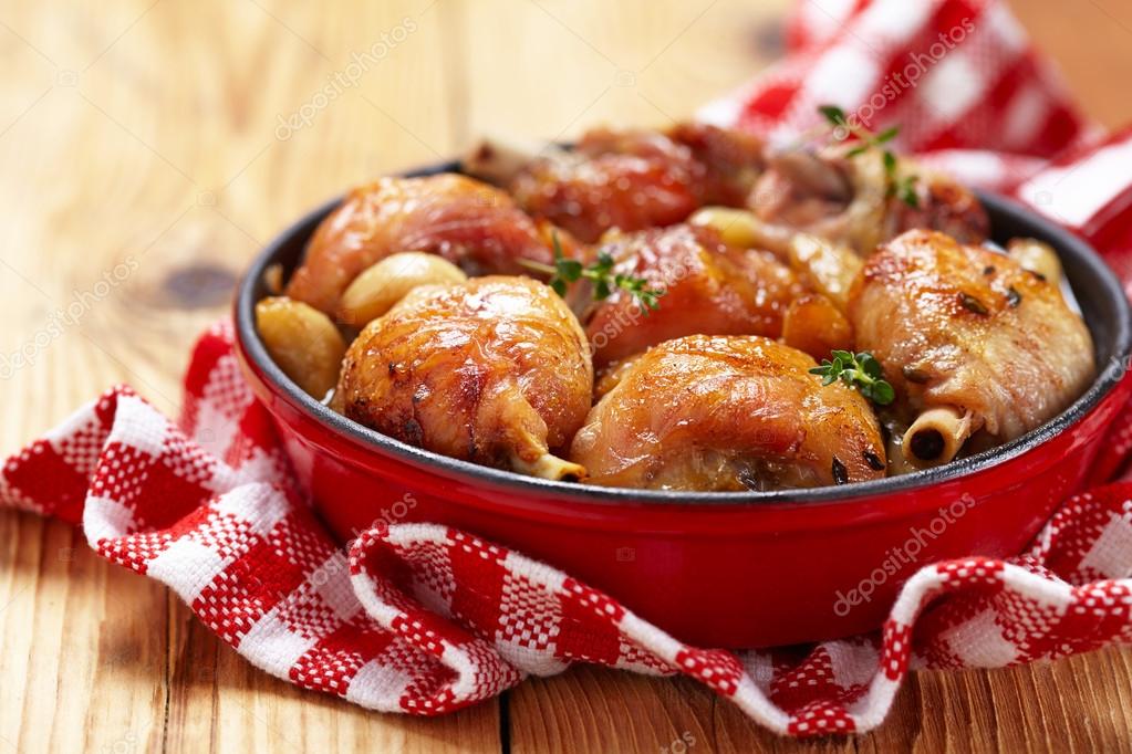 Roasted chicken with garlic — Stock Photo © Odelinde #46605705