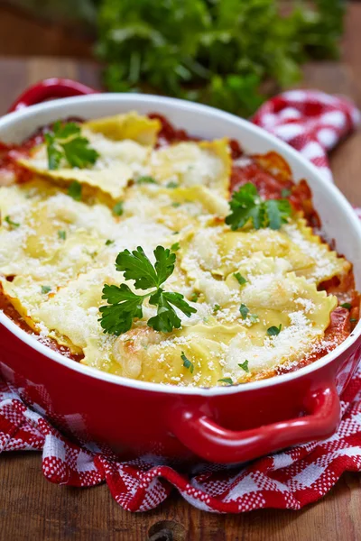 Gebackene Ravioli in Tomatensauce — Stockfoto