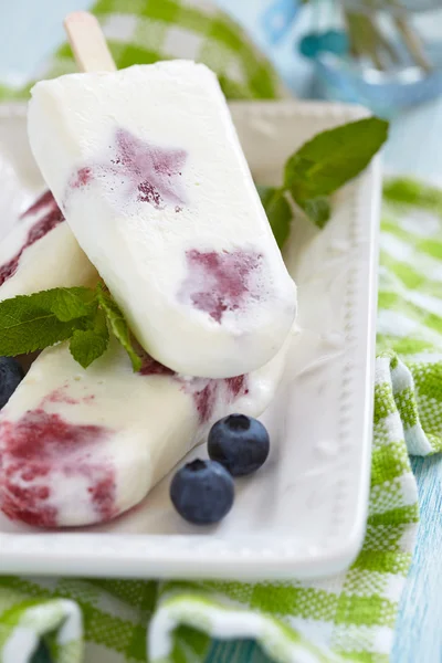 Eis mit Erdbeersorbet — Stockfoto