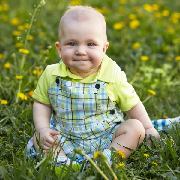 Bébé garçon assis sur l'herbe verte — Photo