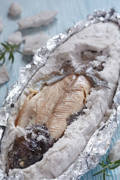 Fish baked in salt — Stock Photo, Image
