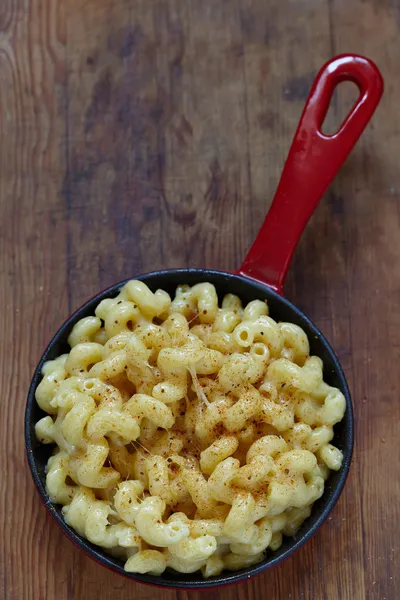 Mac and cheese with spices — Stock Photo, Image