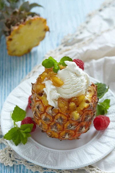 Sorvete de sorvete de frutas em abacaxi pequeno — Fotografia de Stock