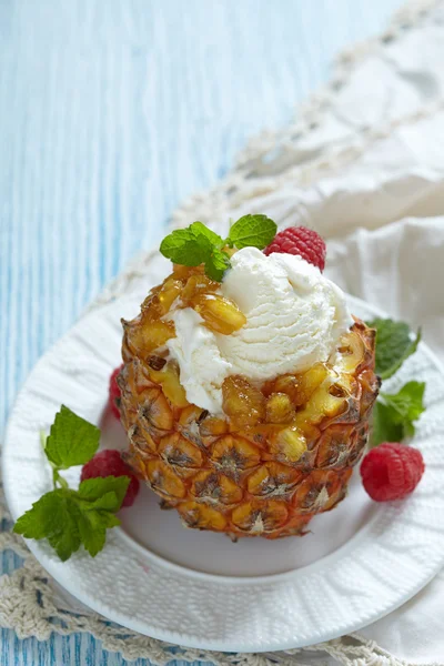 Gelato al sorbetto di frutta in piccolo ananas — Foto Stock