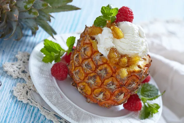 Sorvete de sorvete de frutas em abacaxi pequeno — Fotografia de Stock