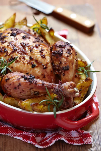 Roast chicken with potatoes — Stock Photo, Image