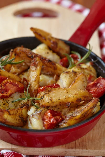 Peixe assado com batatas — Fotografia de Stock