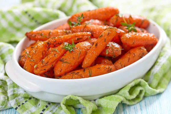 Miel glaseada zanahorias bebé — Foto de Stock